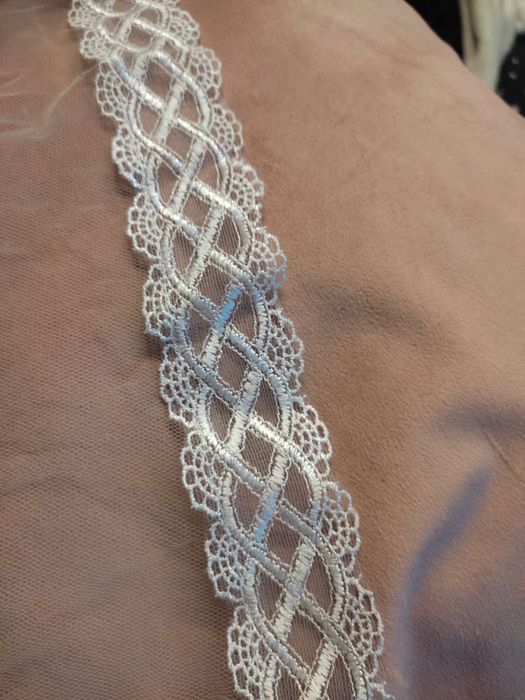 Фата білого та молочних кольорів