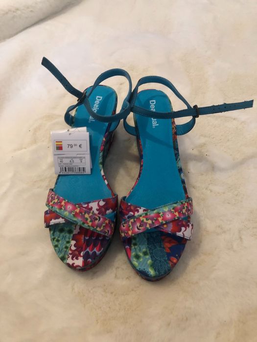 Sandália de cunha marca Desigual Novo