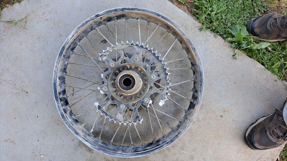 Roda 18 KTM danificada