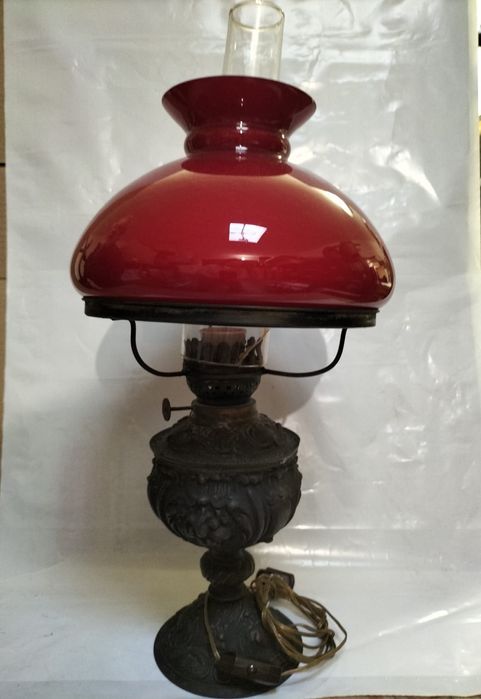 Candeeiro Antigo Estilo "Petróleo" – Bronze Lavrado e Tulipa Opalina Vermelha