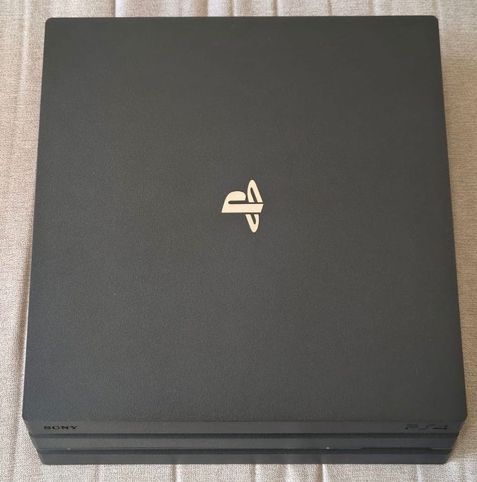 PS4 PRO 1TB + 2 comandos