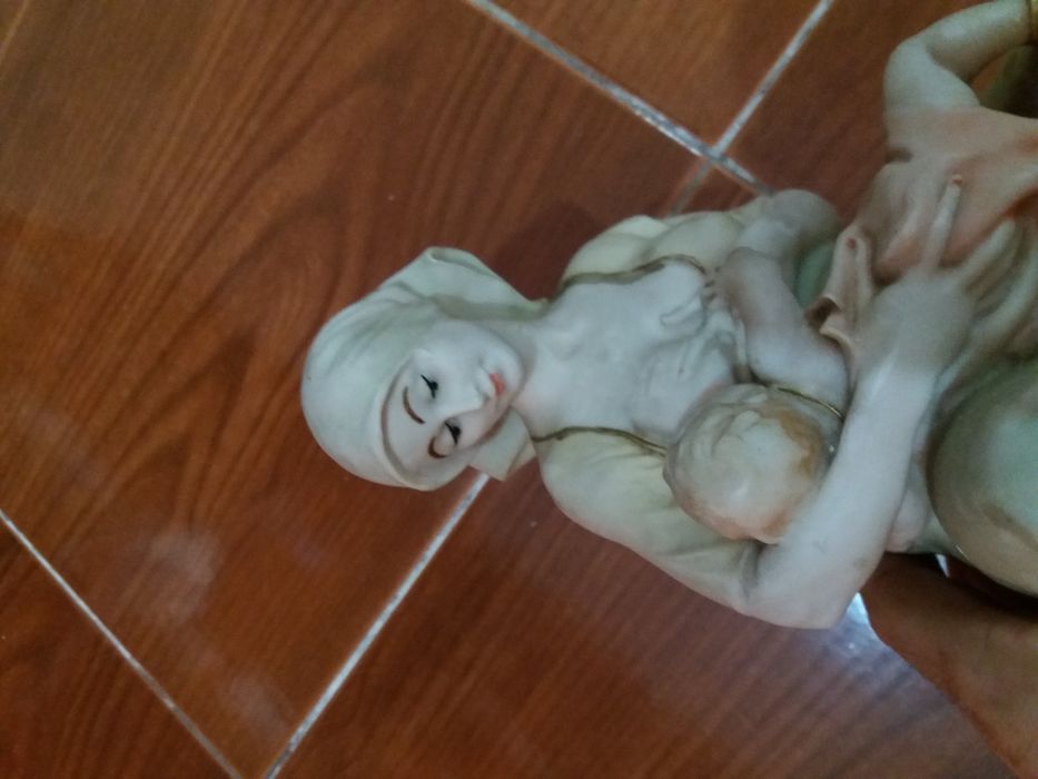 Estatueta / Estátua / Bibelô Decorativa / Mãe Pobre em marfinite