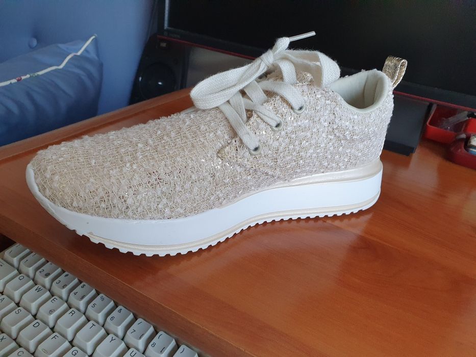 Sapatilhas novas nunca usadas beije doirado marca de conforto