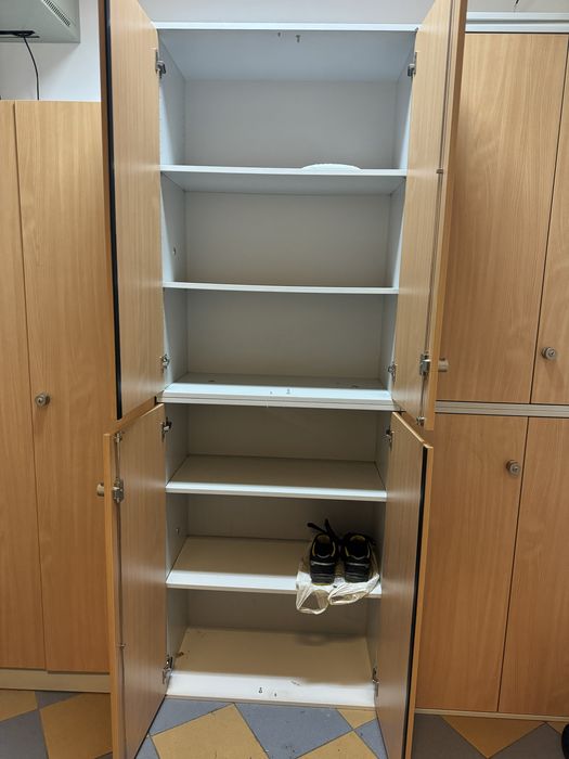 Wyposazenie biura w BDB stanie szafa RODO