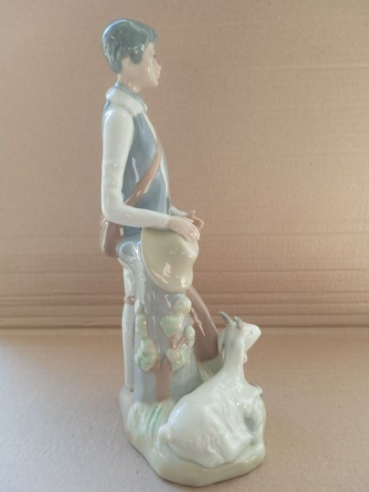 Статуэтка "Юноша с козой". Casades. Испания