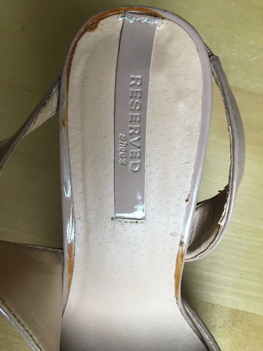 Szpilki beżowe lakierowane