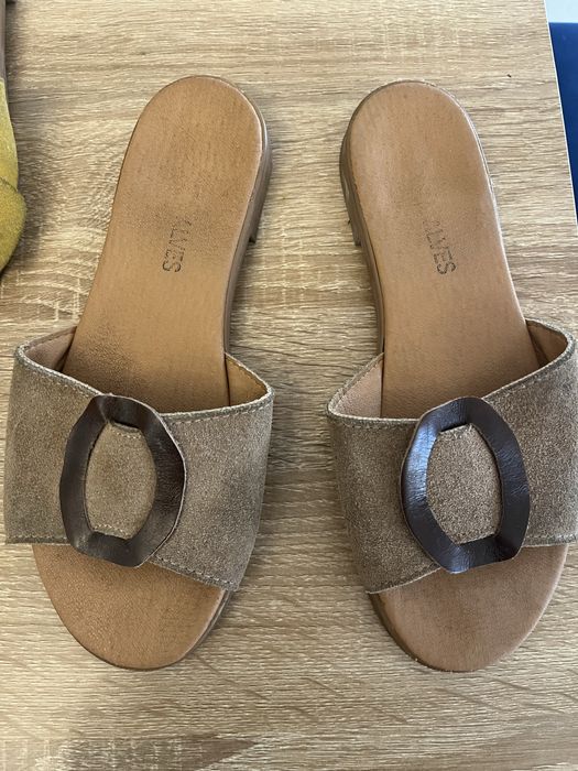 2 chinelos e 1 sandálias Manuel Alves