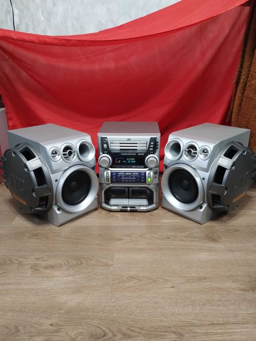 Дуже потужний муз центр JVC 700 Вт ( Блютуз - AUX ) Сбоку сабвуфери