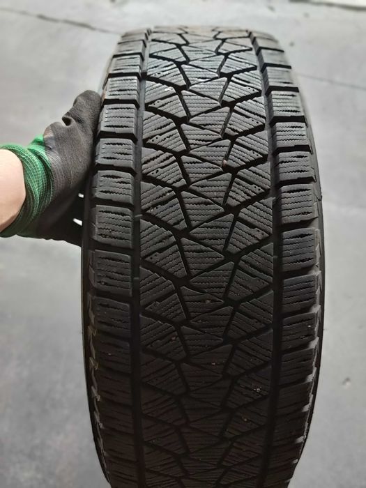 2шт R17 225 65 шини зимові Bridgestone Blizzak DM-V2 як нові 10+мм