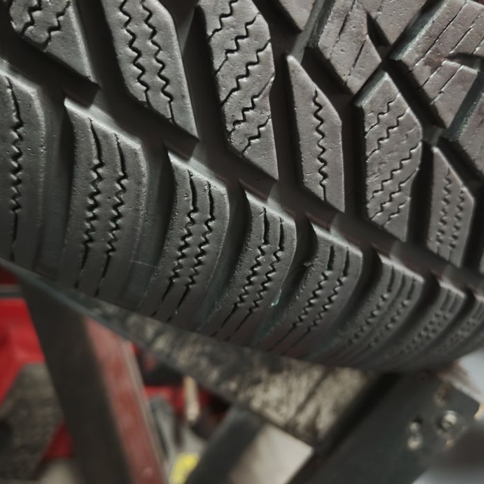 245/45/19 XL Sprzedam parę opon zimowych Hankook