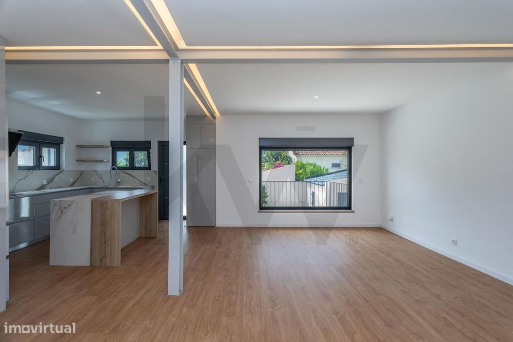 Charmosa Moradia T5 com Jardim Totalmente Remodelada -  Sassoeiros, Ca