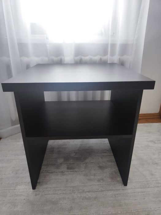 Solidny, ciemno brązowy stolik