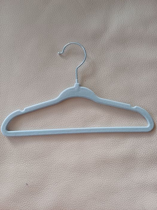 8 cabides para roupa de criança