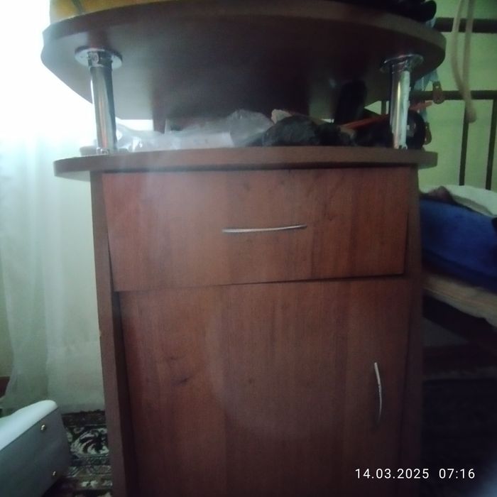 Прихожа :вишалка з дзеркалом , шкаф і тумбочка.(самовівиз)