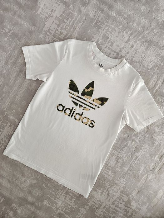 біла футболка адідас