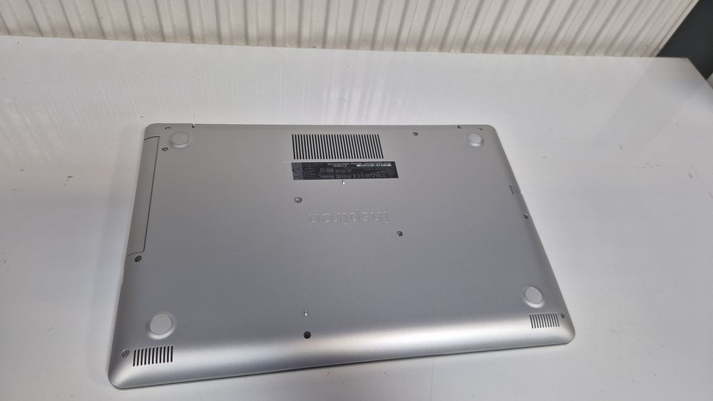 Dell Inspiron 5570 15,6FHD/i5-8250u/16GB/R530/256SSD/WIN11