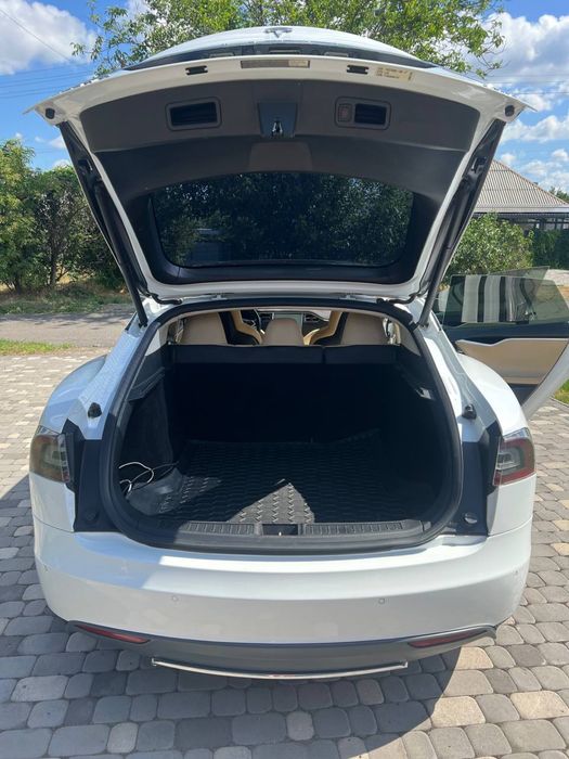 Оренда авто на весілля,корпоративи та інші свята. Tesla Model S