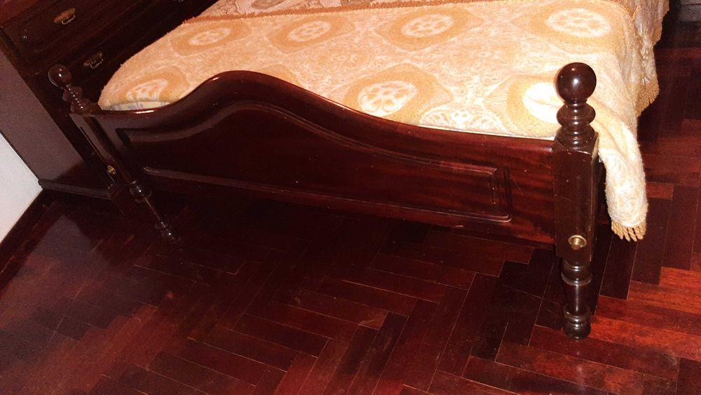 Mobília de quarto casal cama mesa cómoda espelho