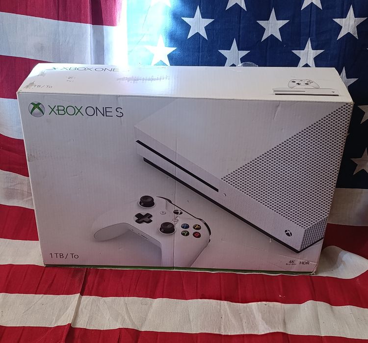 Xbox one s 1tb з двома джойстиками