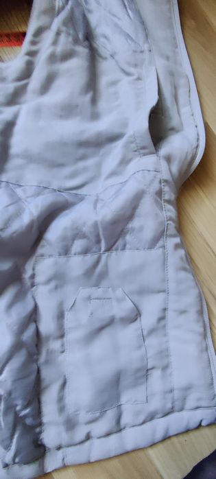 Kamizelka koloru szargo