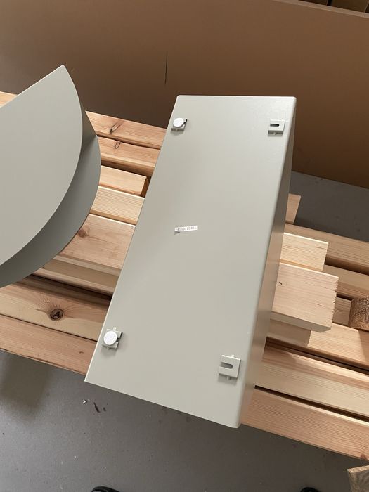 Półki nocne półokrągłe.