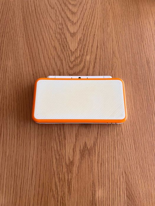 New Nintendo 2DS XL Branca/Laranja com 100+ Jogos