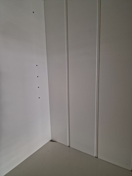 Estante branca de madeira