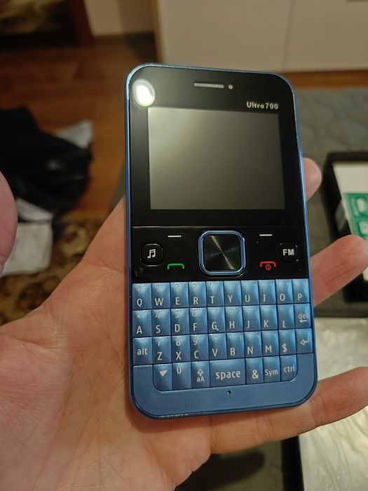 Телефон SERVO Ultra 700 на 4 SIM