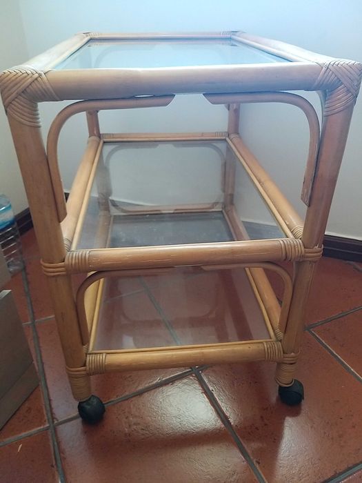 Mesa de centro em bambu com rodas