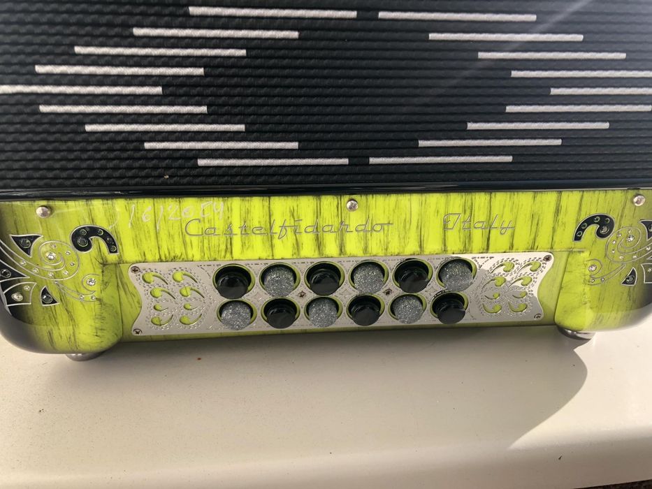 Concertina Dino Baffeti modelo Supercompact à 4 voz em SOL DÓ FÁ com oferta de mala e correias

Vendo Concertina Dino Baffeti Supercompact à 4 voz em