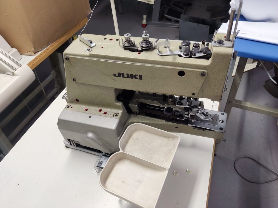 Guzikarka Juki MB 373.