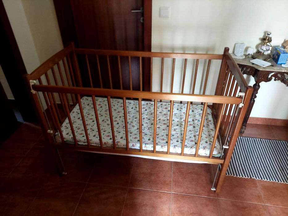 Cama de bebé em madeira como nova