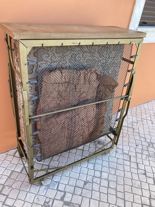 Divã cama de solteiro com colchão em bom estado