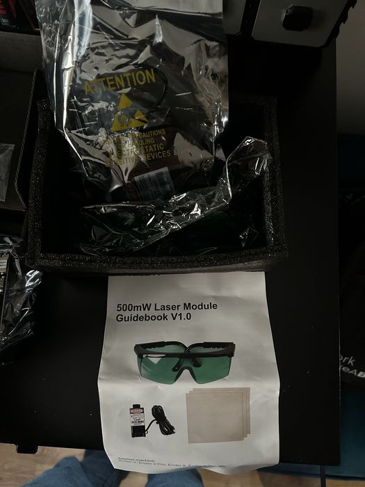 Impressora 3D Ender 3 V2 com upgrades, enclosure e material extra