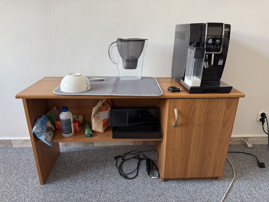 Meble biurowe - 2 krzesla obrotowe, szafka i biurko