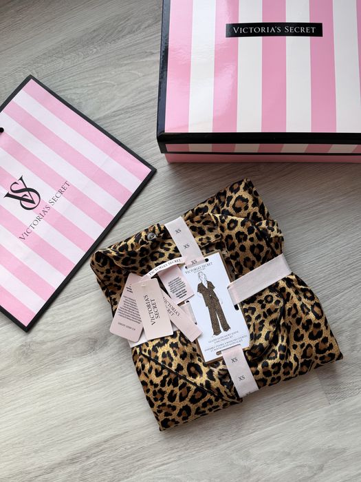 Długa satynowa panterkowa piżama w panterkę Victoria’s Secret