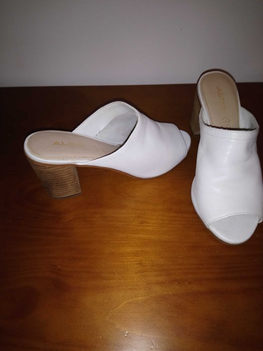Socas brancas em pele da Aldo