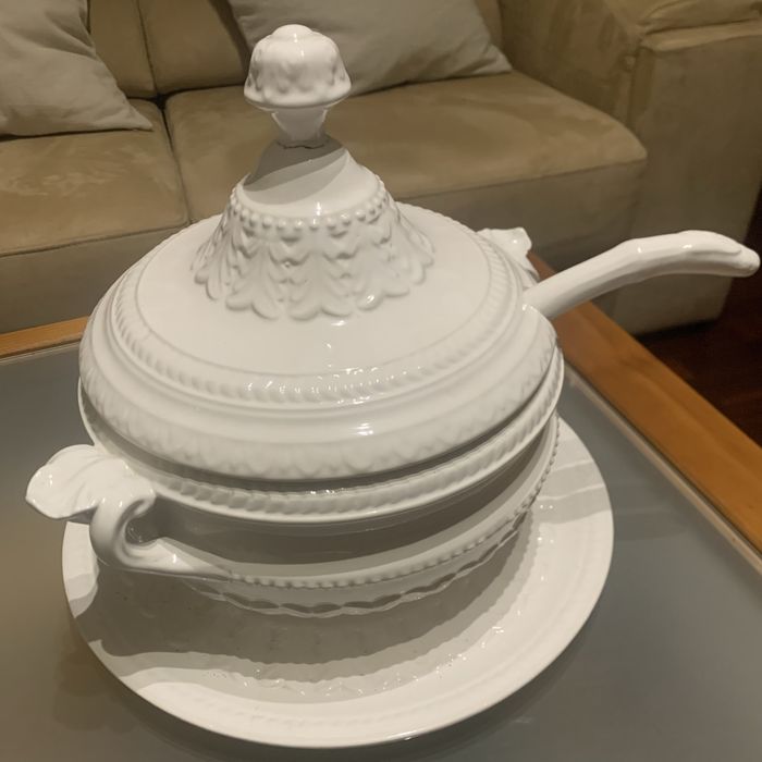 Terrina branca usada