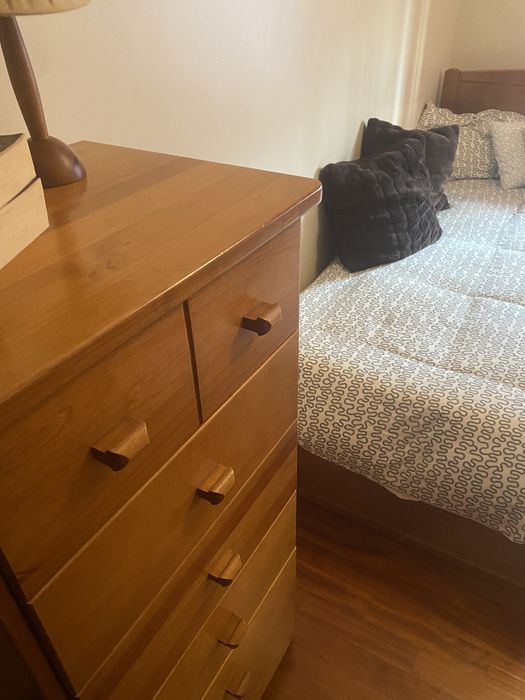 Cama de solteiro e camiseiro em pinho maciço