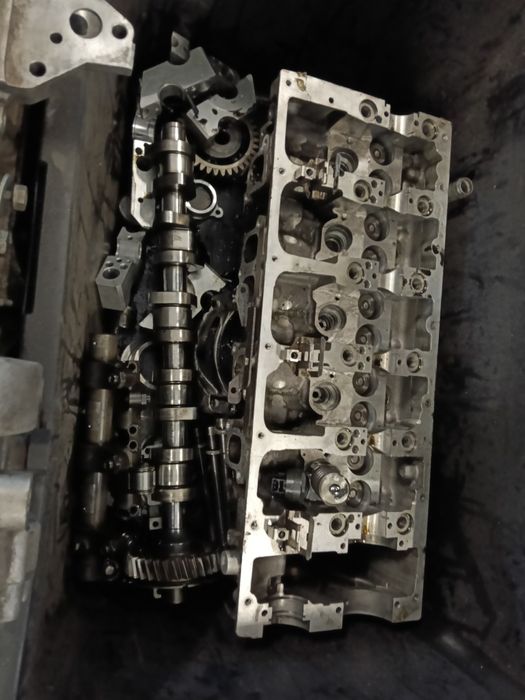 Głowica z walem i inne części do silnika2. 5tdi axd 130koni