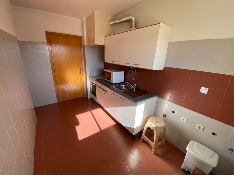 T2 Arrendo – Muito Sol (Sudoeste), Piso Alto, Silêncio, Sossego, e Transportes: Comboio, Metro e BUS - PRAGAL (5 minutos a pé)