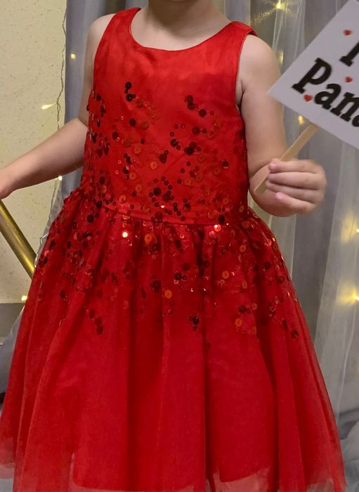 Czerwona sukienka z cekinami dla dziewczynki
