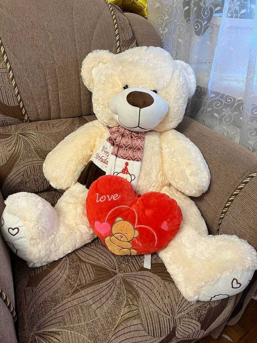 Плюшевий ведмідь 85 см, з шарфом та серцем "Love" — ідеальний подарунок
