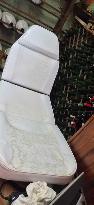 marquesa em pele branca com estrutura em aço cromado nunca foi usada