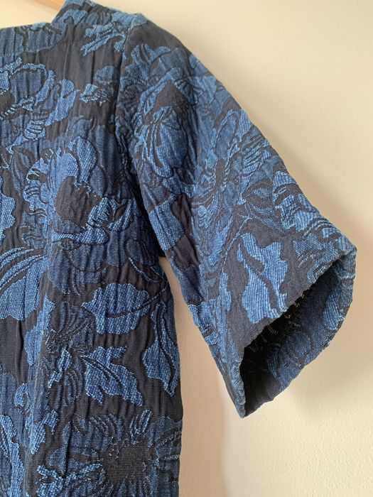 Vestido brocado em azul