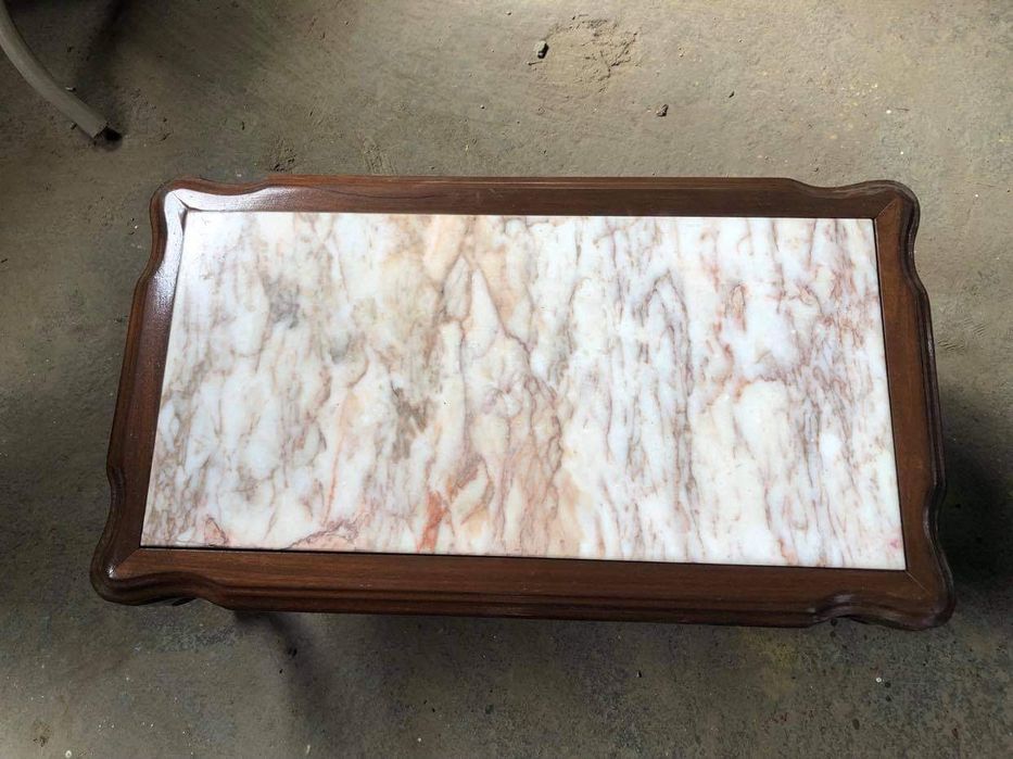 Mesa de centro com tampo em mármore.