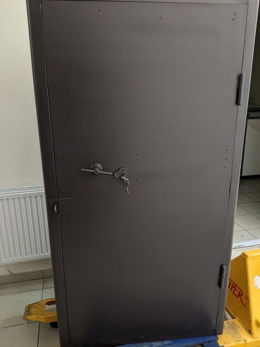 Металеві шкафи та сейфи