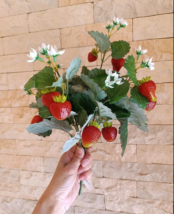 Штучні композиції з ягодами