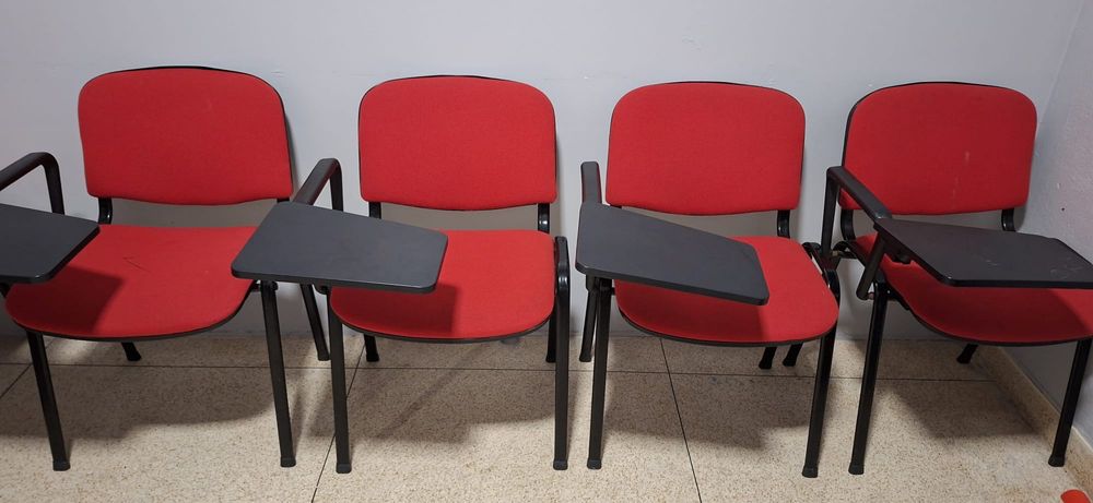 Cadeiras com pranchetas integradas