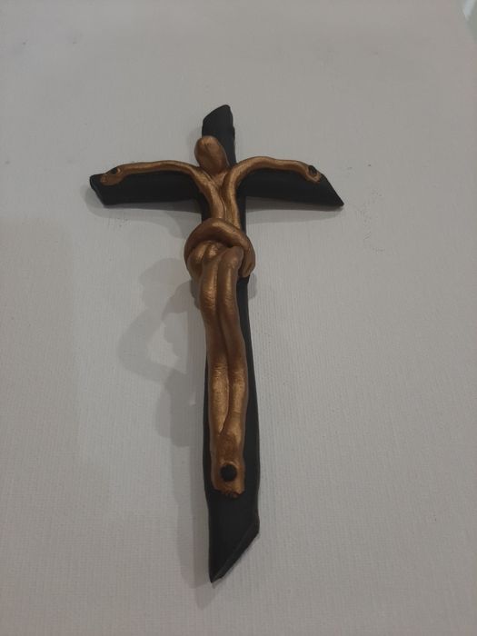 Crucifixo com cristo em barro